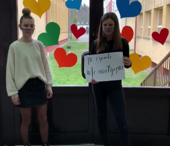 Uczennice z napisem pokolenie informatyczne